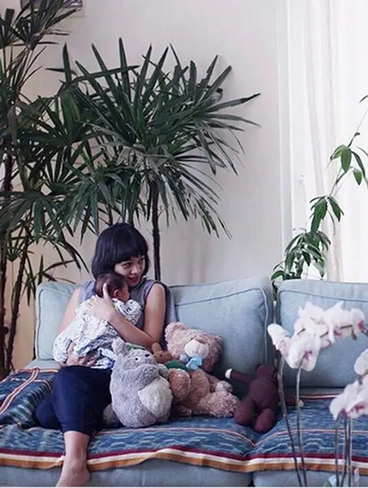 "Nanti Kawa nunggu agak jauh yaa sama Bapak. Semoga Kawa mengerti. Dulu waktu Kawa di dalam perut ibu, hampir setiap hari Kawa nemenin ibu bernyanyi. Kawkaw doain ibu yaa bareng Bapak. Nanti kita nyusu lagi setelah ibu nyanyi" lanjutnya. (Instagram)