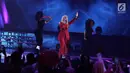 Aksi panggung Bebe Rexha saat menghibur penonton pada malam puncak HUT ke-27 SCTV di Hall D, Jiexpo Kemayoran, Jakarta, Kamis (24/8). Penyanyi berusia 27 tahun ini tampil sangat enerjik dalam balutan busana bernuansa merah. (Liputan6.com/Herman Zakharia)