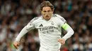 <p>Luka Modric akan meninggalkan Real Madrid setelah Piala Dunia Antarklub yang akan dimulai pada 18 Juni 2025 di Amerika Serikat. Tampak dalam foto, gelandang Real Madrid asal Kroasia, Luka Modric mengontrol bola saat pertandingan sepak bola leg kedua perempat final Liga Champions melawan Arsenal di Stadion Santiago Bernabeu, Madrid pada 16 April 2025. (Pierre-Philippe MARCOU/AFP)</p>