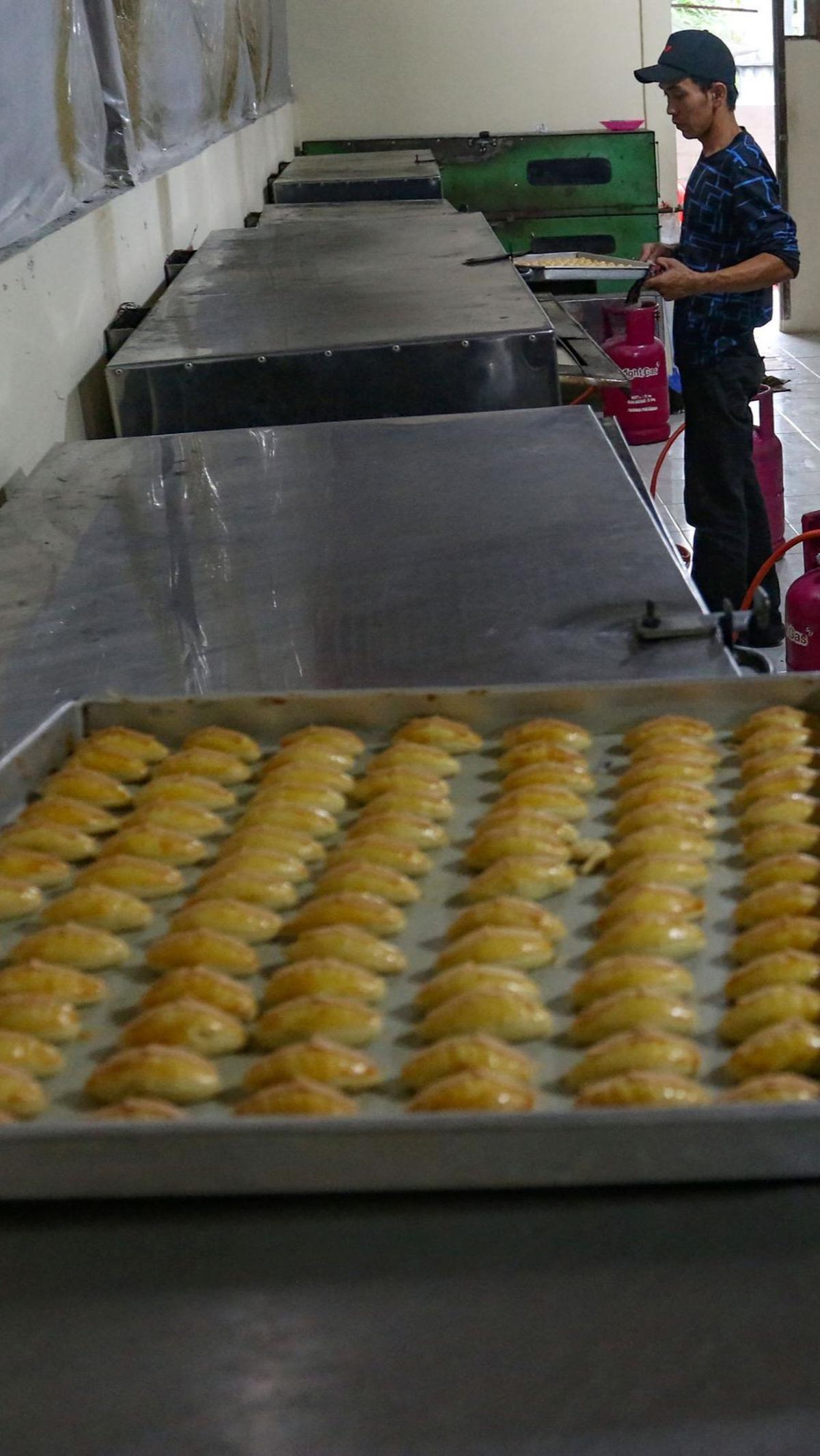 Untuk kue nastar, keju, kaastengels dan lainnya dijual mulai dengan harga Rp 55.000 hingga Rp 95.000. Foto: merdeka.com / Arie Basuki