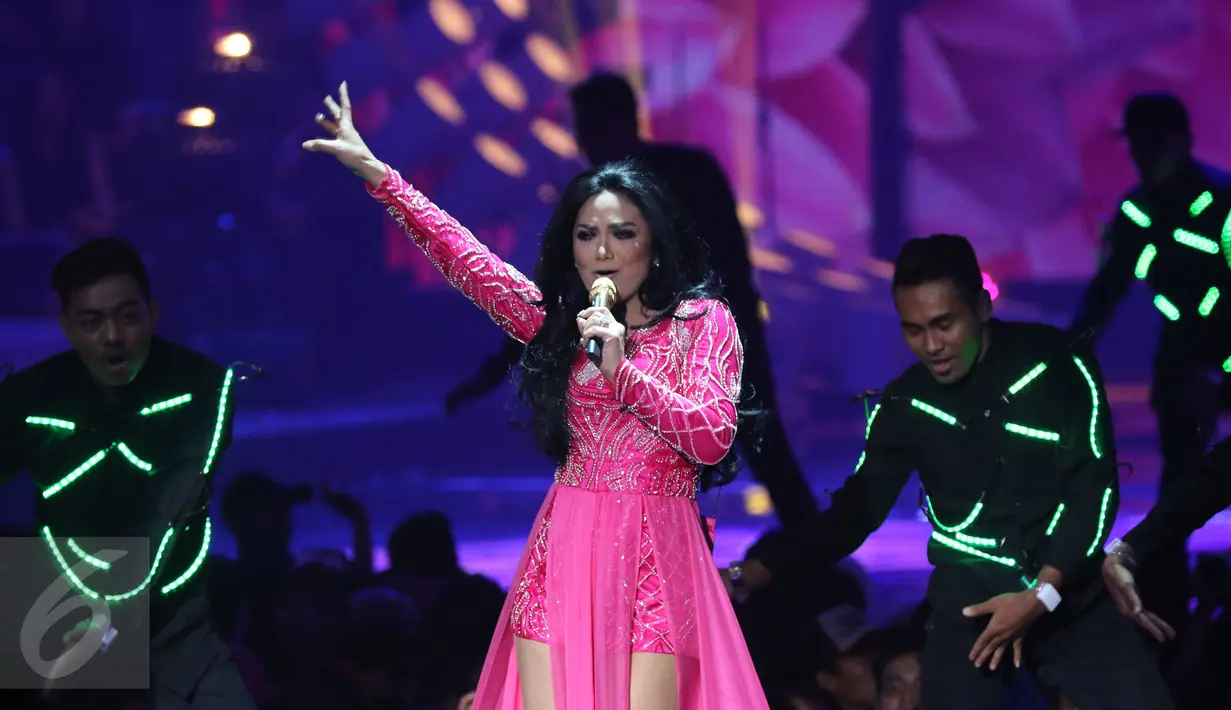 Aksi Diva Tanah Air, Krisdayanti di atas panggung perayaan HUT 26 SCTV di Istora Senayan, Jakarta, Rabu (24/8). Mengenakan kostum berwarna shocking pink, istri Raul Lemos itu pun terlihat glamour. (Liputan6.com/Herman Zakharia)