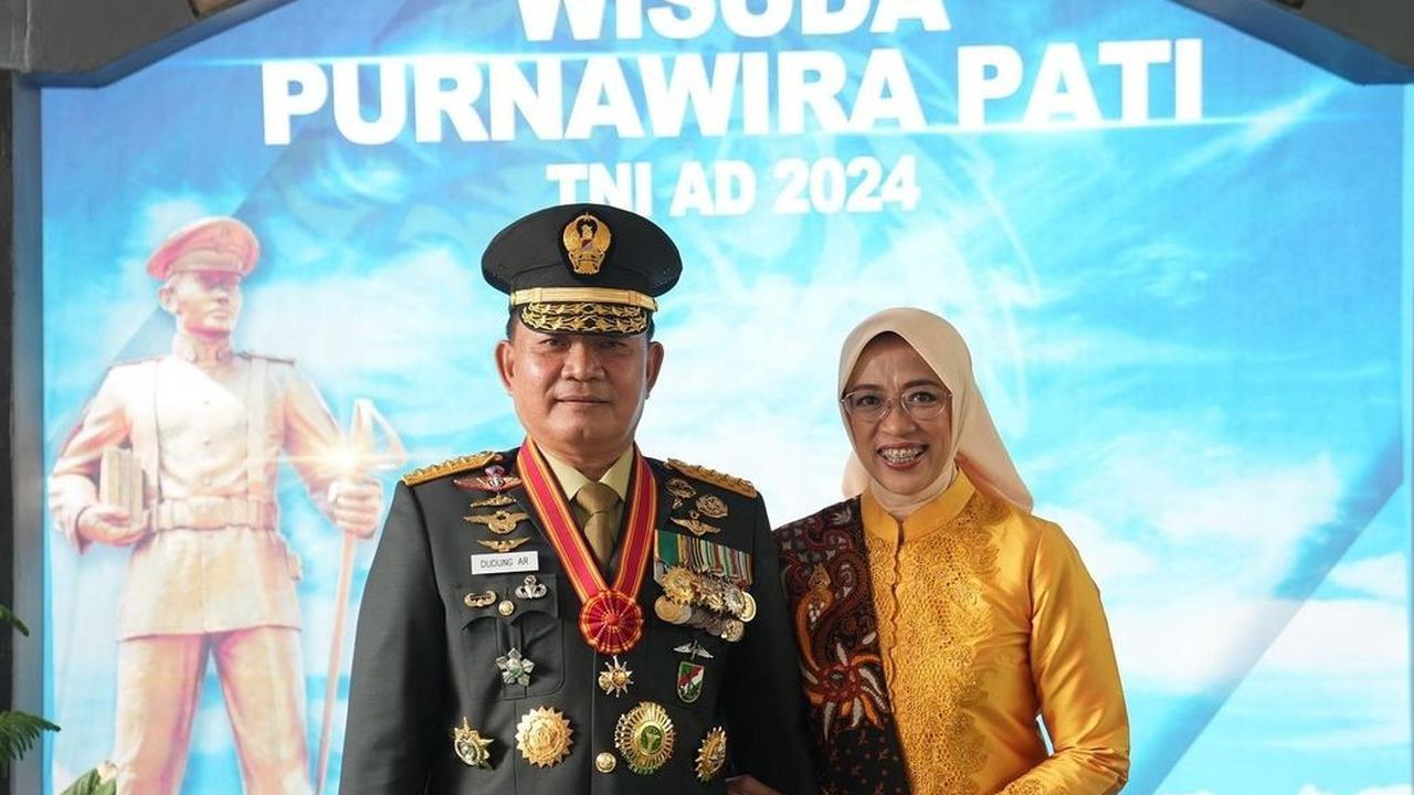 Potret Jenderal Dudung Bareng Keluarga di Acara Wisuda Purnawira Pati TNI AD, Putranya yang Taruna Akmil Bikin Salfok