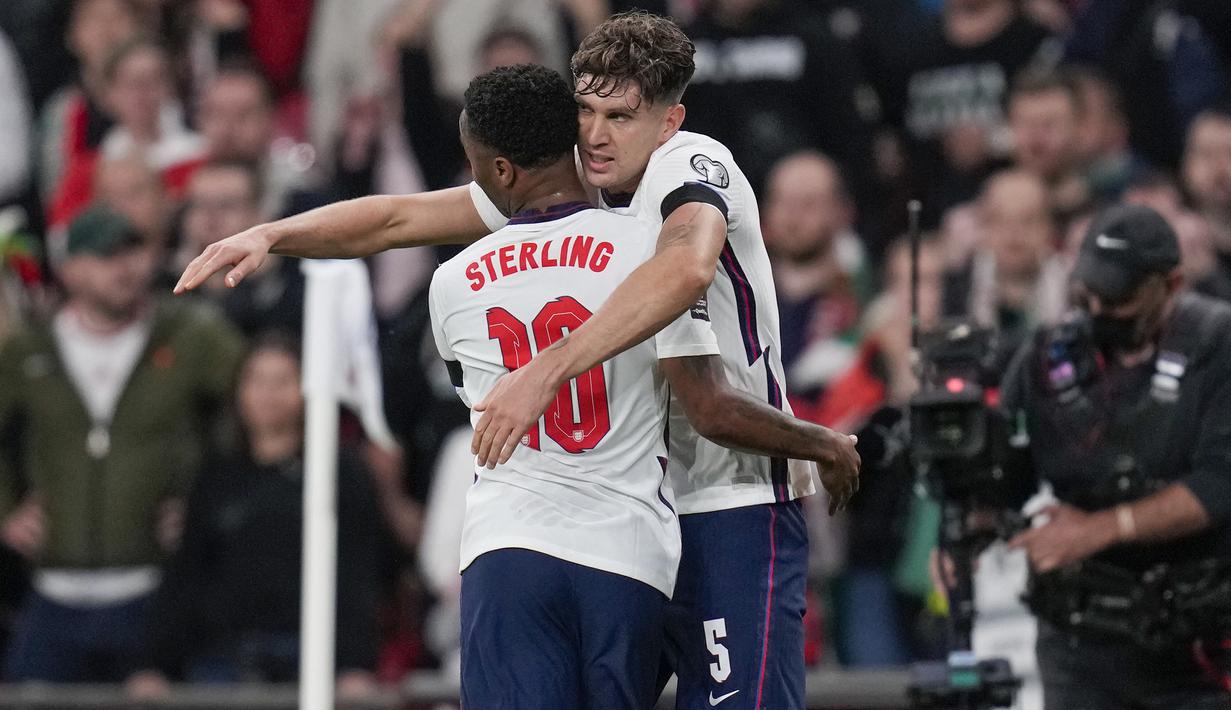 Tak butuh waktu lama untuk Inggris menyamakan skor 1-1. Pada menit ke-37 John Stones mencetak gol usai meneruskan skema tendangan bebas yang dilepaskan Phil Foden dan diteruskan sundulan kepala Declan Rice. John Stones mengakhirinya dengan sontekan kaki kiri. (AP/Kirsty Wigglesworth)