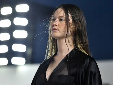 Model Victoria's Secret, Behati Prinsloo berjalan di atas catwalk pada fashion show Alexander Wang di New York, 3 Juni 2018. Istri Adam Levine itu baru saja melahirkan anak keduanya pada Februari lalu. (AFP PHOTO/ANGELA WEISS)