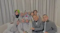 Potret kebahagiaan keluarga Gen Halilintar di acara ernikahan Atta Halilintar secara virtual. (Sumber: Instagram/@its_fatners2530)
