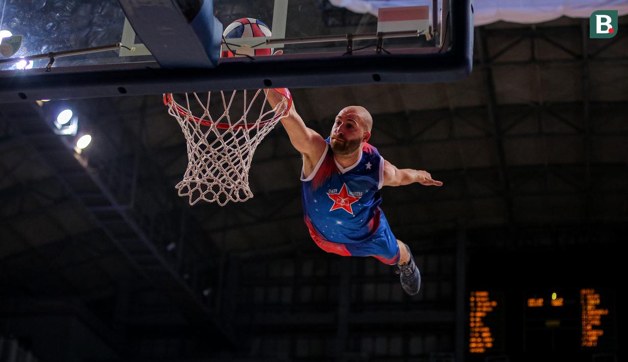 Personel Crazy Dunker melakukan aksi slam dunk akrobatik saat IBL All Star 2024 di Britama Arena, Kelapa Gading, Jakarta, Sabtu (27/04/2024). (Bola.com/Bagaskara Lazuardi)