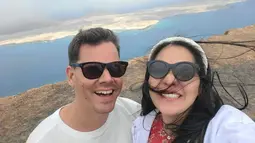 Salah satu tujuan Gracia Indri dan suami adalah Mirador del Rio yang menghadap laut lepas. Angin bertiup begitu kencang, namun Gracia dan suami tetap semangat. (FOTO: instagram.com/graciaz14)