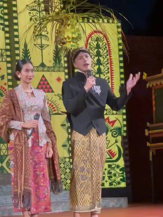 7 Potret Nicolas Saputra Tampil Pakai Beskap dan Blangkon Ini Curi Perhatian