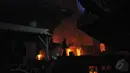 Sejumlah warga membantu petugas Damkar memadamkan api di kawasan Tanah Abang, Jakarta, Kamis (5/3/2015). Diperkirakan sekitar 200 rumah warga hangus terbakar.(Liputan6.com/Herman Zakharia)