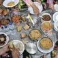 Berbagai menu seperti ketupat, rendang, bihun, dan kue-kuean dibawa para pesarta untuk kemudian dimakan bersama. (merdeka.com/Iqbal S. Nugroho)