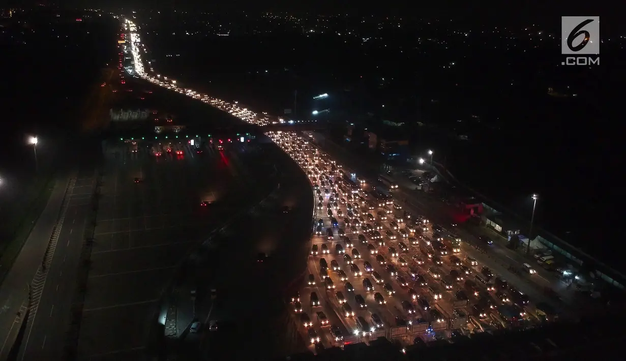 Foto aerial suasana kepadatan kendaraan yang menuju Gerbang Tol Cikarang Utama di Bekasi, Jawa Barat, Minggu (10/6) dini hari. Pada H-5 Lebaran arus mudik di ruas Tol Jakarta-Cikampek mulai mengalami kepadatan. (Liputan6.com/Arya Manggala)