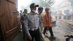 Gubernur DKI Jakarta Anies Baswedan meninjau lokasi kebakaran Museum Bahari, Jakarta Utara, Selasa (16/1). 21 unit mobil pemadam kebakaran diterjunkan untuk menjinakkan si jago merah yang melahap bersejarah tersebut. (Liputan6.com/Arya Manggala)