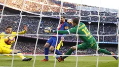 Pemain FC Barcelona, Lionel Messi (tengah) mengecoh kiper dan pemain Las Palmas saat mencetak gol pada laga La Liga di Camp Nou, Barcelona (14/1/2017). Barcelona menang 5-0. (AP/Manu Fernandez)