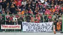 Suporter Persija Jakarta memasang spanduk saat pertandingan melawan PSIS Semarang pada laga Liga 1 di Stadion Patriot, Bekasi, Minggu (15/9). Pemasangan spanduk tersebut merupakan protes atas hasil buruk Persija di Liga 1 Indonesia (Bola.com/M Iqbal Ichsan)