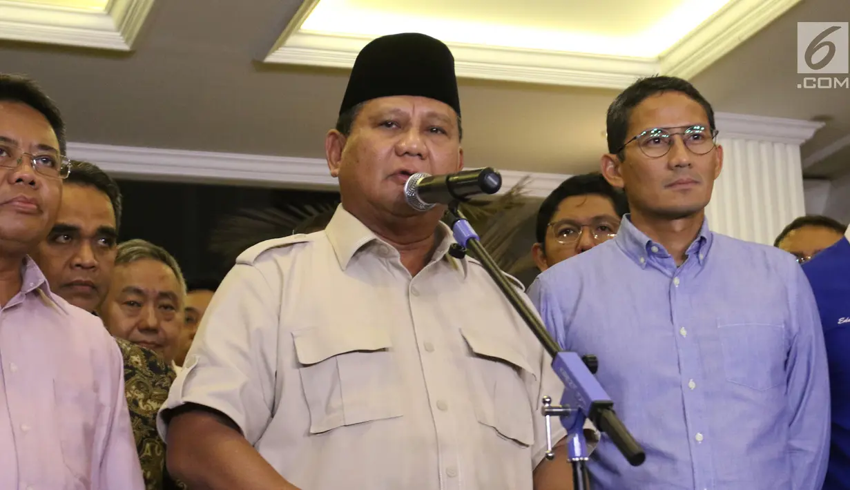 Capres nomor urut 02 Prabowo Subianto (tengah) didampingi cawapres Sandiaga Uno (kanan) saat memberi ketarangan terkait hasil putusan Mahkamah Konstitusi (MK) di Jakarta, Kamis (27/6/2019). Prabowo dan Sandiaga menyatakan menerima putusan MK terkait sengketa Pilpres 2019. (Liputan6.com/Angga Yuniar)