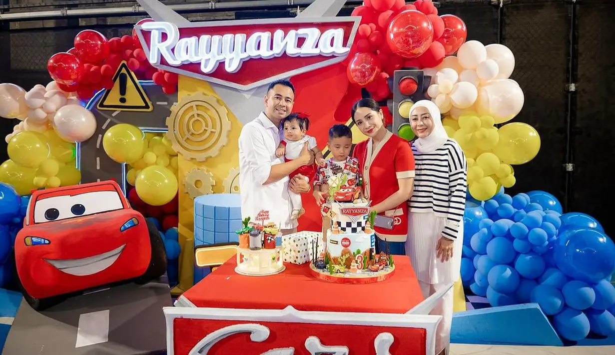 Nagita terlihat kenakan Short Sleeve Cardigan dari Gucci merah putih seharga Rp31 jutaan. Dipadu dengan celana jeans [@raffinagita1717]