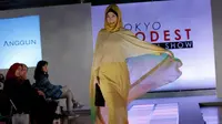 Model menampilkan busana rancangan Alia Anggun dalam peragaan busana muslim Tokyo Modest Fashion Show di Halal Expo Japan, Tokyo, Selasa (22/11). Menurut penyelenggara ini merupakan peragaan busana perempuan muslim pertama di Jepang. (REUTERS/Toru Hanai)