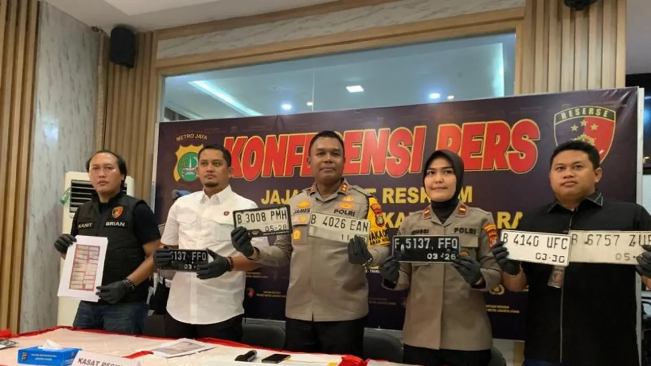Polres Metro Jakarta Utara membongkar kasus pencurian sepeda motor (curanmor) lintas Jakarta dan Jambi.