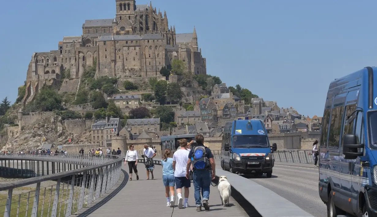 <p>Biara Mont-Saint-Michel yang menakjubkan di Prancis telah mencapai usia yang sangat matang. Usianya kini menginjak 1.000 tahun sejak peletakan batu pertamanya. (JEAN-FRANCOIS MONIER/AFP)</p>