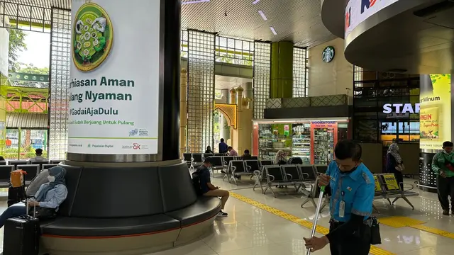 Suasana Stasiun Gambir Jakarta masih sepi dari penumpang yang mudik lebaran 2023, Minggu (9/4/2023).