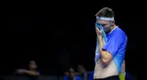 Pebulu tangkis Denmark, Viktor Axelsen dari tim Lightning menyeka keringat dalam laga tunggal putra Badminton XL 2025 melawan Kodai Narakoa dari tim Rockets di Istora Senayan, Jakarta, Sabtu (04/10/2025). (Bola.com/Bagaskara Lazuardi)