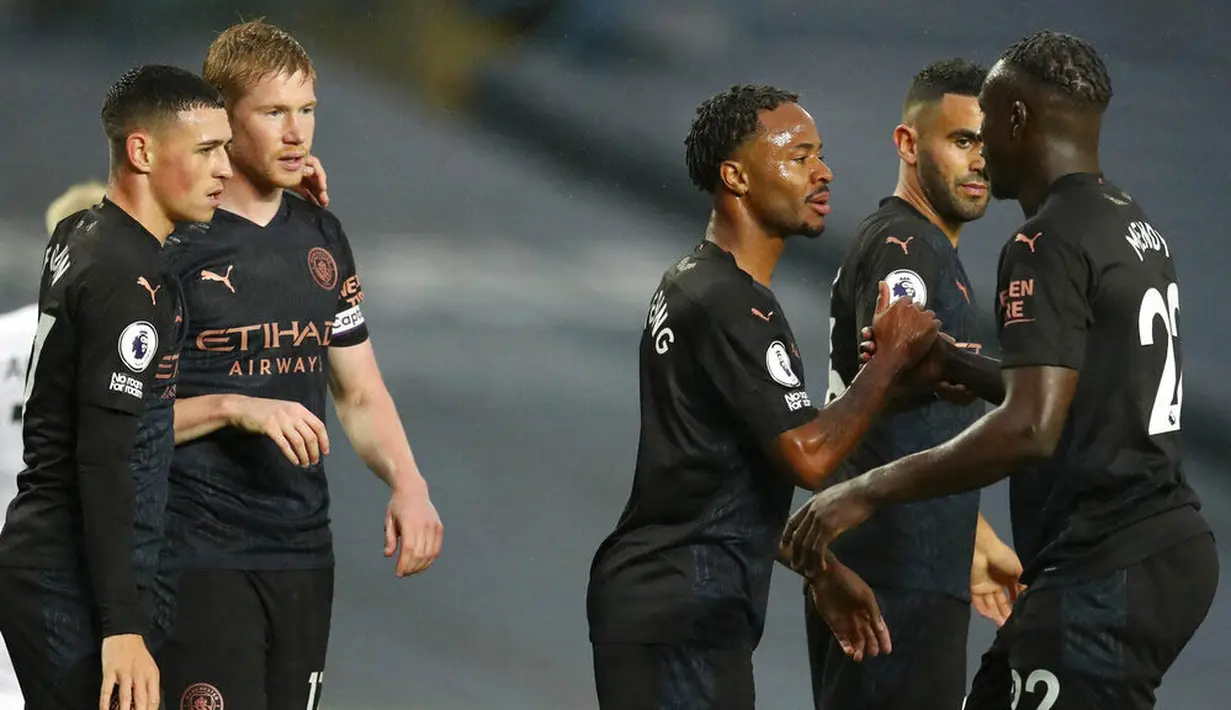 Para pemain Manchester City merayakan gol yang dicetak oleh Raheem Sterling ke gawang Leeds United pada laga Liga Inggris di Stadion Elland Road, Sabtu (3/10/2020). Kedua tim bermain imbang 1-1. (Cath Ivill/Pool via AP)