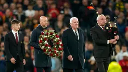 Bobby Charlton adalah ikon sepak bola Inggris yang selamat dari kecelakaan pesawat yang menghancurkan tim Manchester United, dan ditakdirkan untuk menjadi hebat serta menjadi detak jantung tim negaranya yang memenangkan Piala Dunia 1966. (AP Photo/Dave Thompson)