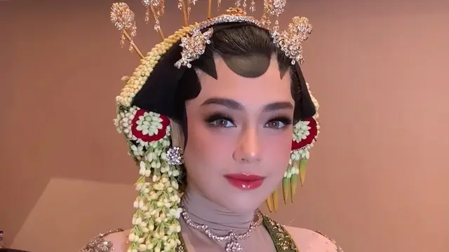 Celine Evangelista Tampilan dengan baju adat jawa di film terbaru. [@hepidavid]