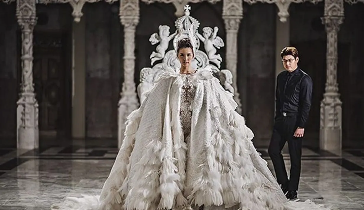 "Saya tentu sedih, sebagai ibu di mana peristiwa ini juga bikin kami sekeluarga kecewa. Tapi kami mencoba menerima semua ini dan tetap mendoakan putri saya sehat, bahagia dan solehah," sambung Ibunda Asty Ananta. (Instagram/asty_ananta)