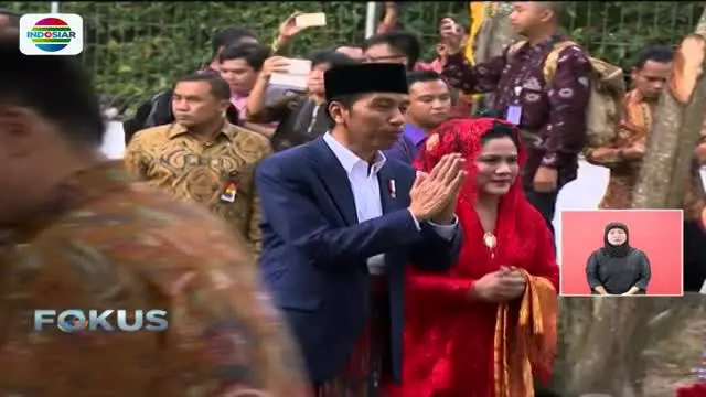 Kedatangan Presiden Jokowi dan Iriana di adat pernikahan Bobby dan Kahiyang pada Sabtu (25/11) disambut dengan pemberian sirih dan monortor.