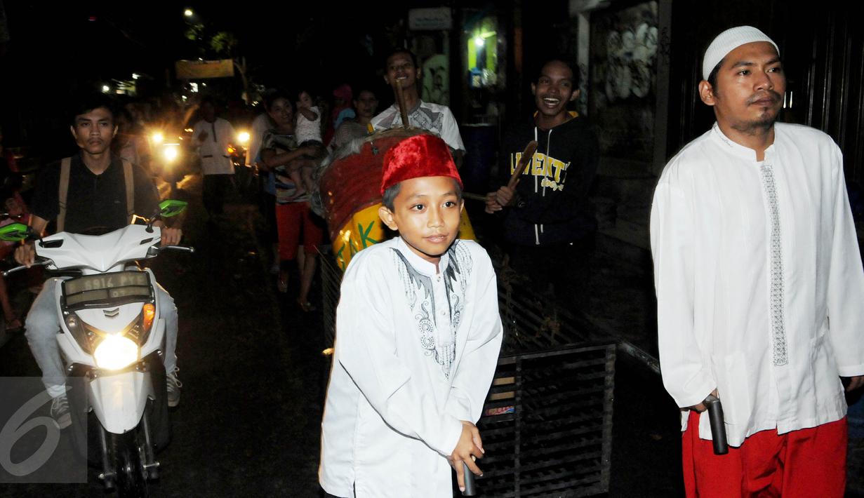 Remaja dan anak-anak memukul bedug sambil mengumandangkan takbir di kawasan tanah abang, Jakarta, (5/7). Bagi Umat Muslim Indonesia mengumandangkan Takbir ialah sebagai suatu tanda menyambut hari Raya Idul Fitri 1437 Hijriah. (Liputan6.com/Helmi Afandi)