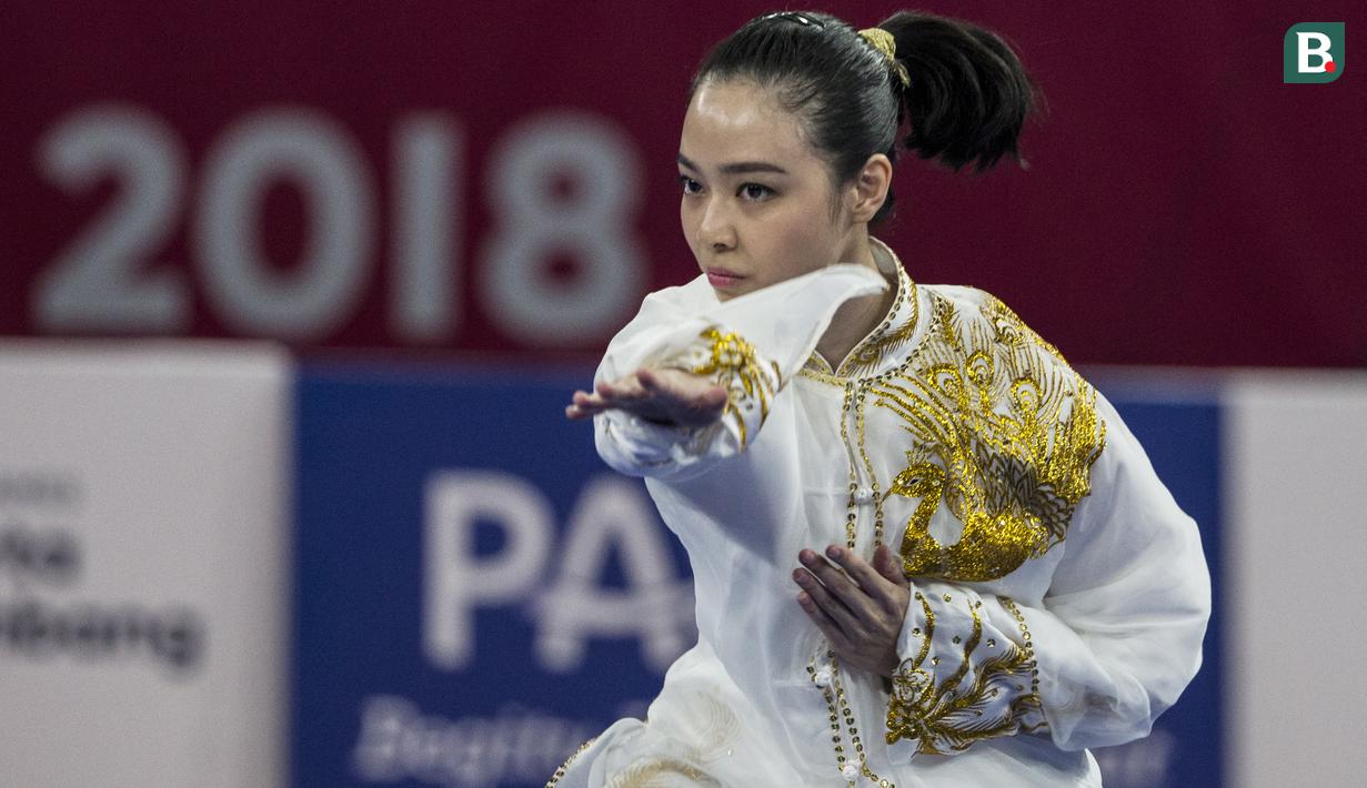 Atlet wushu Indonesia, Lindswell, saat beraksi pada Asian Games di JIExpo, Jakarta, Minggu, (19/8/2018). Sukses mengumpulkan poin tertinggi, atlet cantik ini berpeluang meraih emas dari nomor Taijiquan dan Taijijian. (Bola.com/Vitalis Yogi Trisna)