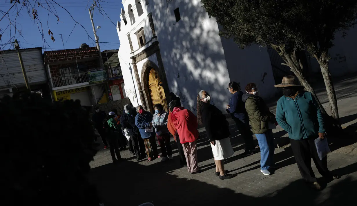 Orang-orang berusia di atas 60 tahun antre berjam-jam untuk vaksin Covid-19 AstraZeneca di luar pusat kesehatan di wilayah terpencil Milpa Alta di Mexico City, Senin (15/2/2021). Meksiko pada Senin (15/2) mulai melakukan vaksinasi massal Covid-19 pada jutaan warga lanjut usia. (AP/Rebecca Blackwell)