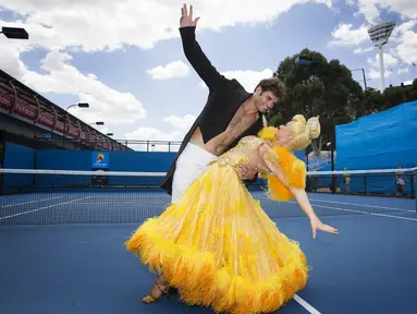 Petenis Malek Jaziri asal Tunisia menari dengan aktris Sophia Katos di Melbourne Park, Kamis (22/1/2015). (Reuters/Fiona Hamilton)