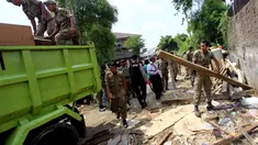 Petugas Satpol PP membongkar bangunan liar di bantaran Sungai Ciliwung, Kali Pasir, Cikini, Jakarta, Rabu (7/5/2014) (Liputan6.com/Johan Tallo).