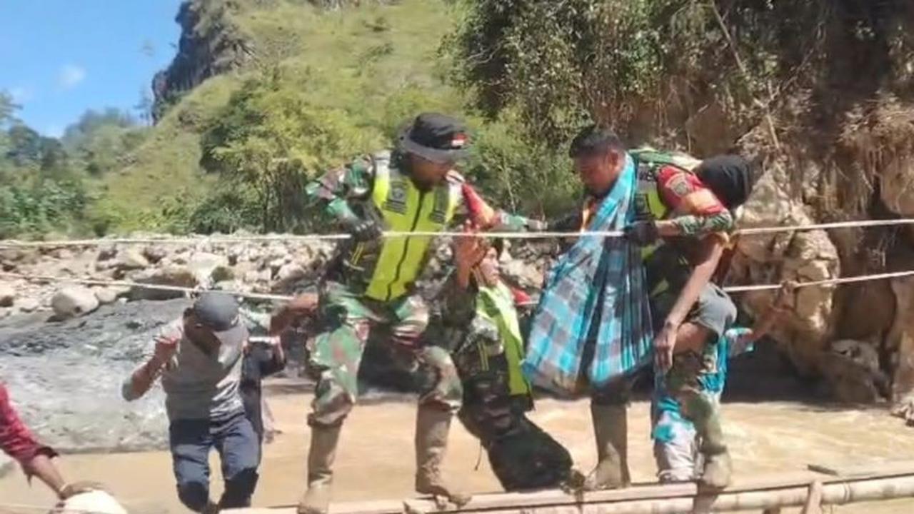 Prajurit TNI Kodam IM Sigap Evakuasi Lansia Korban Bencana Banjir di Bener Meriah