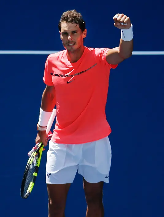 Petenis Spanyol, Rafael Nadal berselebrasi setelah berhasil lolos ke perempatfinal turnamen AS Terbuka 2017 di New York, Senin (4/9). Ini adalah pertama kalinya Nadal berada di perempat final dalam empat tahun terakhir. (AP Photo/Jason Decrow)