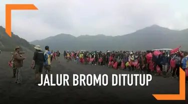 Warga sekitar membersihkan dan menutup jalur Gunung Bromo jelang perayaan Nyepi.