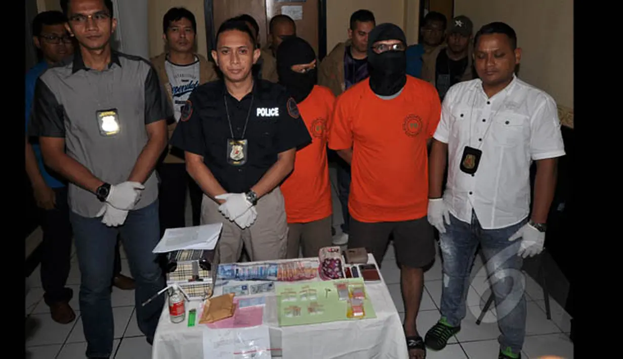 Anggota kepolisian menunjukan barang bukti kasus narkotika gitaris grup band Padi, Ari Tri Susanto di Polres Metro, Jakarta Selatan, Kamis (22/1/2015). (Liputan6.com/Miftahul Hayat)
