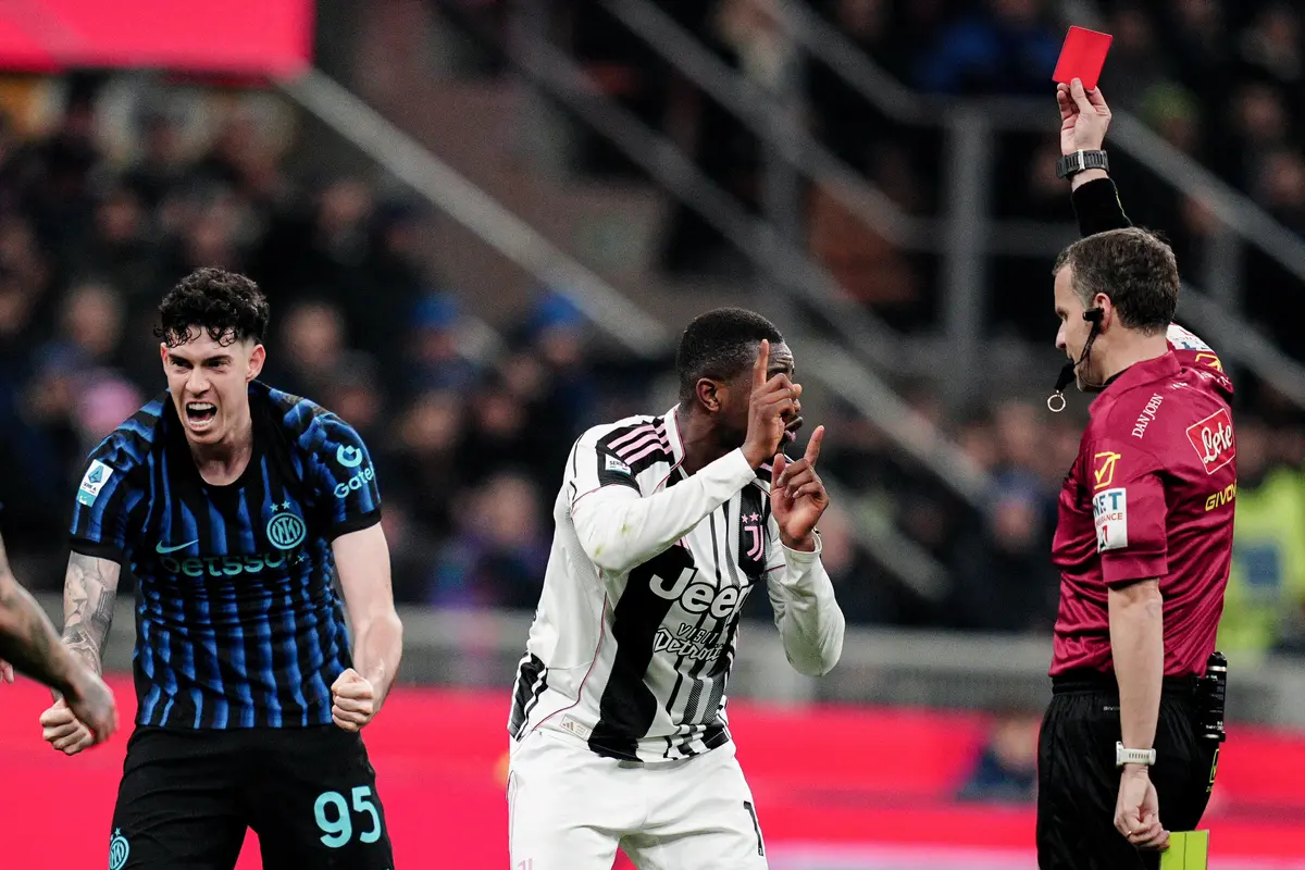Pierre Kalulu menerima kartu merah di laga Inter Milan vs Juventus di pekan ke-25 Liga Italia 2025/2026 di Giuseppe Meazza, Minggu (15/02/2026) dini hari WIB.