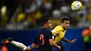 Aksi Dani Alves menghalau bola dari kejaran pemain Kolombia, Luis Fernando Muriel pada kualifikasi Piala Dunia 2018 zona Conmebol di Manaus, Brasil, (7/92016) WIB. (AFP/Chrisophe Simon)