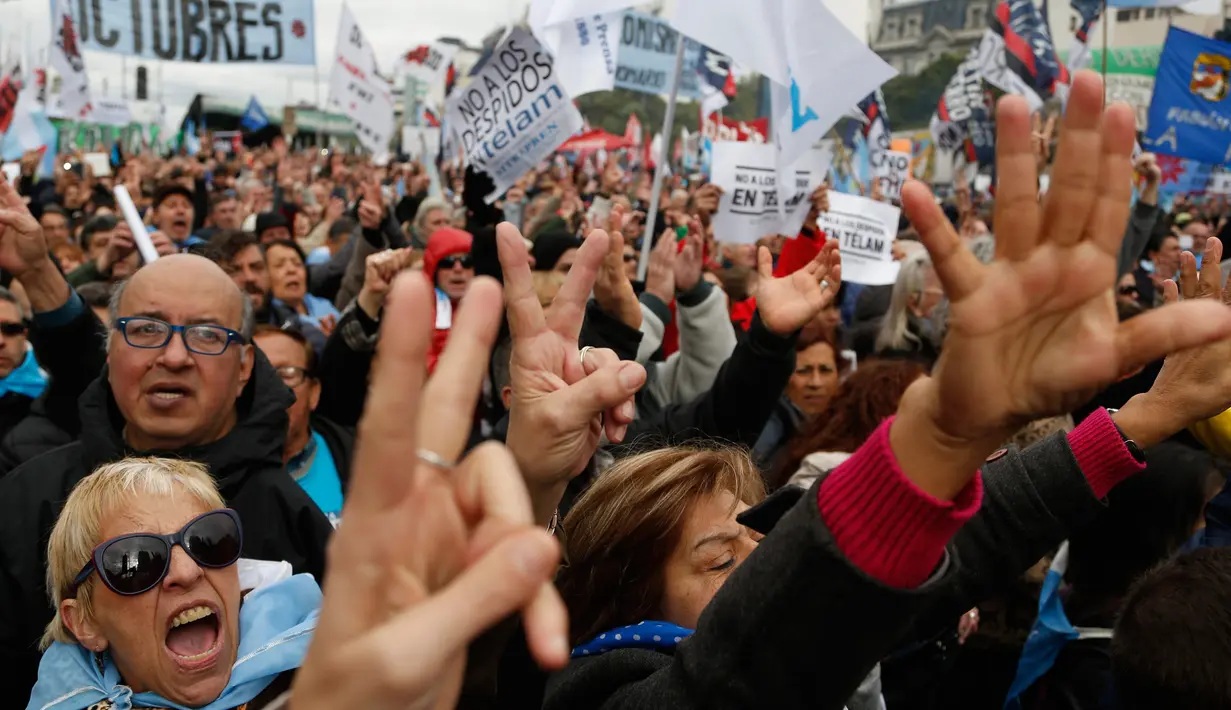 Ekspresi demonstran saat menentang kebijakan Presiden Mauricio Macri di Buenos Aires, Argentina, Senin (9/7). Demo menentang pinjaman International Monetary Fund (IMF) ini dilakukan tepat di Hari Kemerdekaan ke-202 Argentina. (AP Photo/Jorge Saenz)