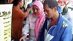 Memasuki tahun ajaran baru, para siswa dan orangtuanya sibuk berbelanja perlengkapan sekolah. Di Tasikmalaya, Jabar, toko buku dan pakaian seragam siswa dipenuhi orangtua dan anak-anak. 