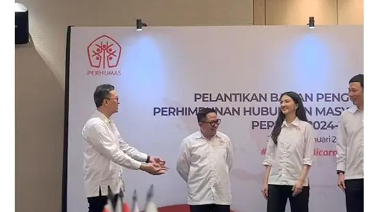 6 Pesona Raline Shah Kenakan Kemeja Putih Saat Dilantik Jadi Stafsus Menteri Komdigi