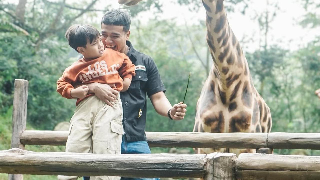 7 Potret Gala Sky Dibuat Menangis saat Foto Bareng Jerapah, Ekspresinya Bikin Gemas - Padahal Sebelumya Happy