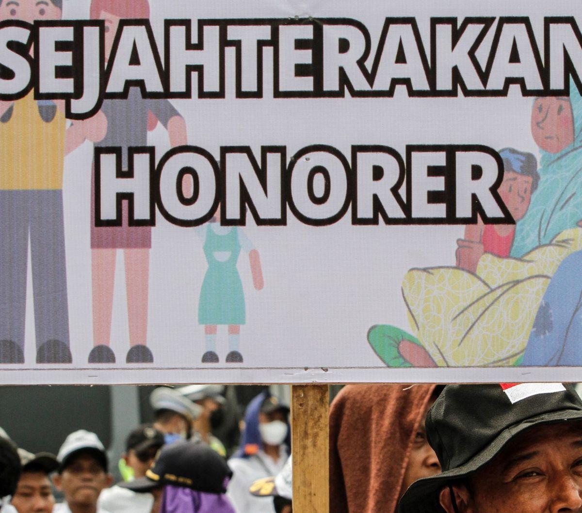 Ketiga;
Memberikan hak yang sama berkaitan dengan Afirmasi kepada seluruh honorer teknis dan administrasi untuk seleksi PNS dan PPPK.