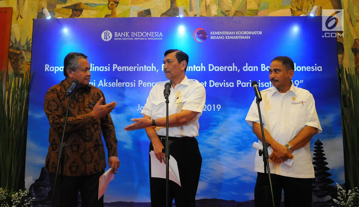 Menko Bidang Kemaritiman Luhut Binsar Panjaitan (tengah) memberi keterangan terkait target devisa pariwisata, Jakarta, Senin (18/3). Pemerintah dan BI menyepakati 6 langkah strategis mendorong penerimaan devisa pariwisata 2019. (Liputan6.com/Angga Yuniar)