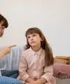 Mengasuh anak tanpa menggunakan hukuman, ancaman, atau imbalan kini menjadi pendekatan yang semakin direkomendasikan. Metode ini menempatkan hubungan dan koneksi sebagai dasar utama disiplin. (foto/dok: freepik)