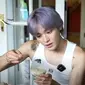 Taeyong NCT minum es cendol yang disajikan Nagita Slavina. Tampak member NCT 127 itu suka sekali cendol. (Foto: Tangkapan Layar YouTube Rans Entertainment)