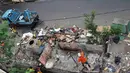 Satu unit alat berat dikerahkan untuk mempercepat proses pembongkaran bangunan liar di kawasan Stasiun Tebet, Jakarta, Selasa (19/8/14). (Liputan6.com/Miftahul Hayat)